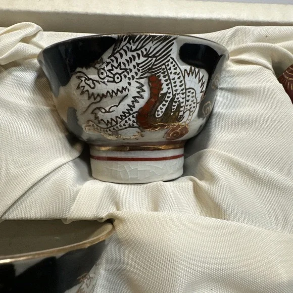 Vintage 1960's Kutani Ware Set Includes 2 Tokkuri, and 5 Matching Cups Ochoko - Picture 5 of 14